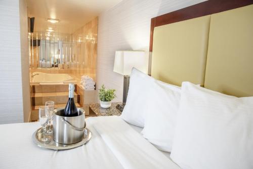 麦迪逊麦迪逊广场酒店的酒店客房,配有一张带一瓶葡萄酒的床