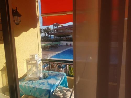 洛斯克里斯蒂亚诺斯PLAYA LAS VISTAS LOFT的阳台享有游泳池的景致。