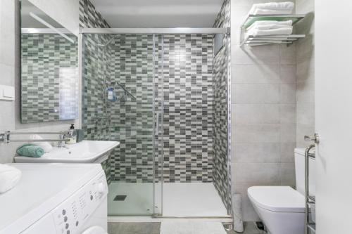 阿利坎特Beach Suite, city & mountain view的带淋浴、盥洗盆和卫生间的浴室