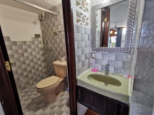 多尔巴酒店的一间浴室