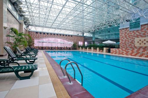 上海浦东假日酒店内部或周边的泳池