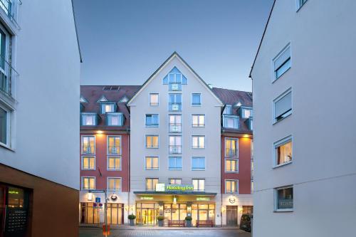 纽伦堡Holiday Inn Nürnberg City Centre, an IHG Hotel的两栋建筑中间的大建筑