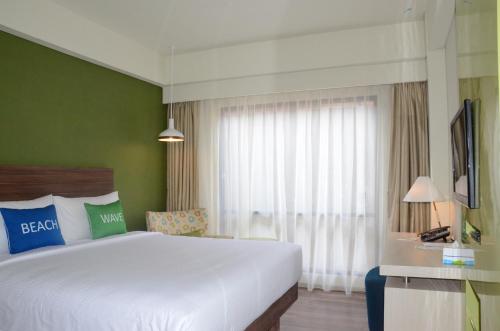 努沙杜瓦易昂巴厘岛贝诺酒店的卧室设有一张白色大床和一扇窗户。