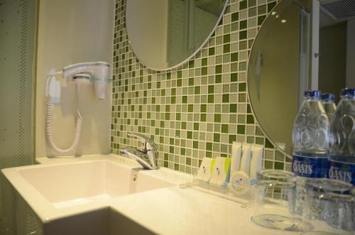 努沙杜瓦易昂巴厘岛贝诺酒店的一间带水槽和镜子的浴室