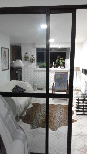 萨尔瓦多CASACOMPART itapuã的一间设有床铺和玻璃窗的房间