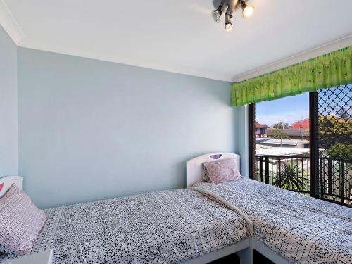 安特兰斯鹈鹕广场酒店的一间卧室设有一张床和一个大窗户