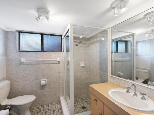 安特兰斯鹈鹕广场酒店的带淋浴、卫生间和盥洗盆的浴室