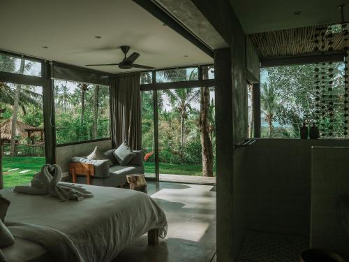 塞隆贝拉纳克Villa Kanan, Secluded Jungle Paradise的一间卧室配有一张床,浴室设有淋浴。