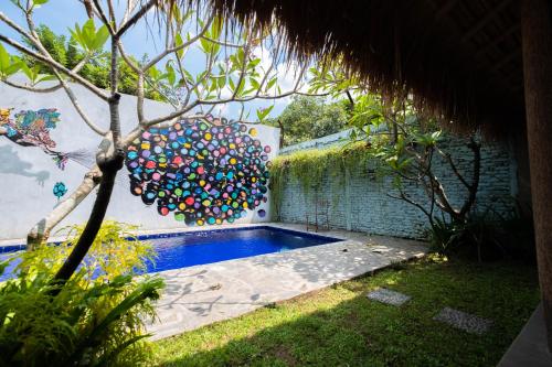 日惹维亚维亚宾馆的后院的游泳池,有一大堆气球