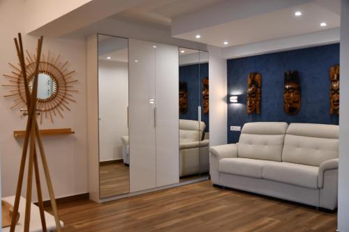 拉克鲁斯LE TERRAZZE 4的带沙发和镜子的客厅