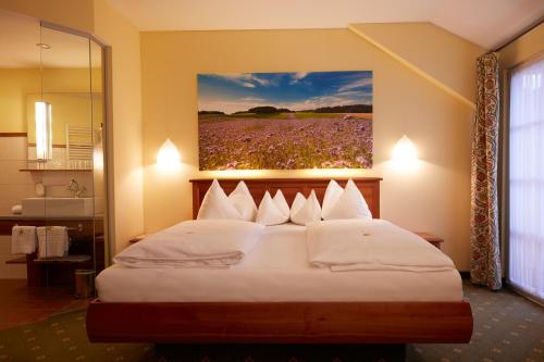 格明德Hotel & Restaurant Stern的一间卧室配有一张壁画床