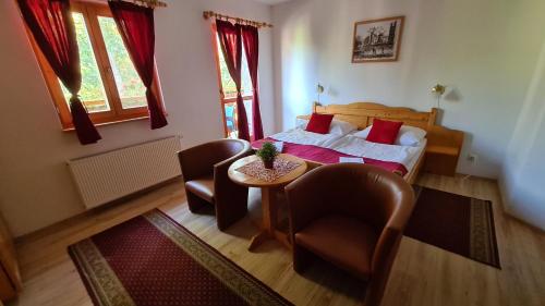 塞内奇科利巴酒店的卧室配有一张床和一张桌子及椅子