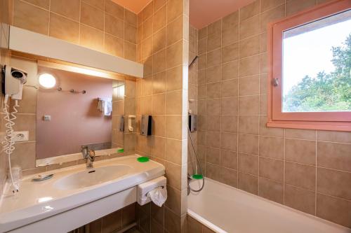 拉卡佩勒－维耶斯康湖泊酒店的一间带水槽、窗户和浴缸的浴室