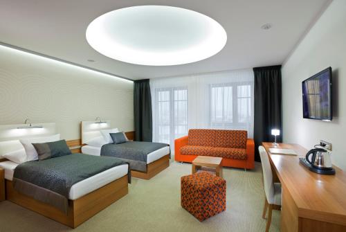 Vendryně活力酒店的酒店客房配有两张床和一张书桌