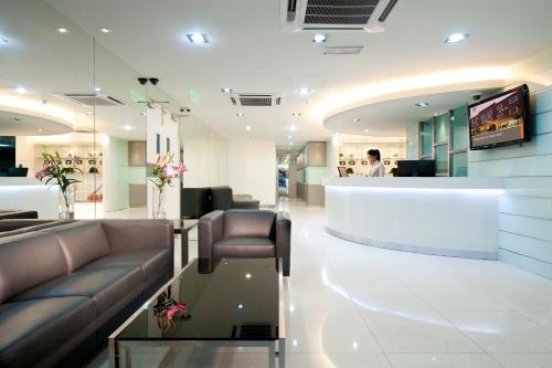 马六甲菲尼西客栈酒店的带沙发和柜台的等候室
