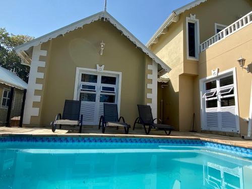 爱德华港Barbados 13, Caribbean Estate - PRIVATE POOL!!的房屋前有游泳池的房子