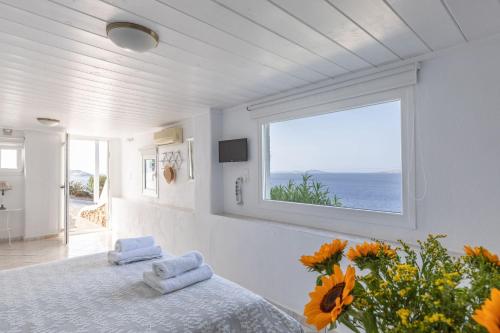 圣斯特凡诺斯Sea Wind Apartments的白色的客房设有床和窗户。