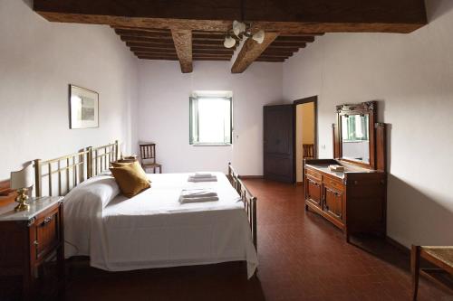 格罗塞托Razza del Casalone的卧室配有白色大床和梳妆台