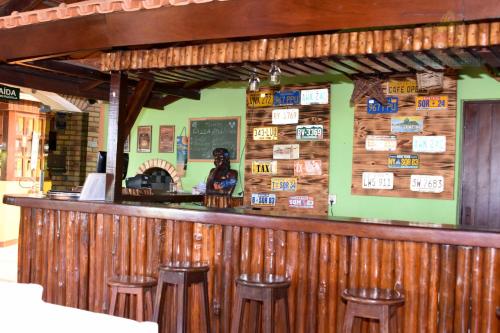 雅克南Hotel Pousada Viking的餐厅内带木墙和凳子的酒吧