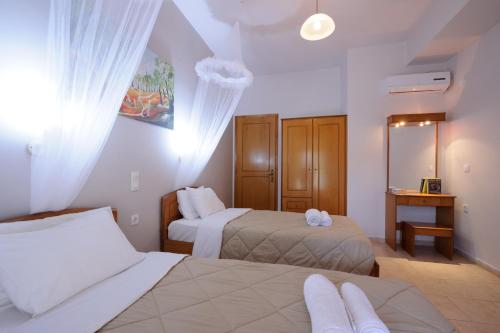圣佐治欧斯帕贡ELIAS & VASILI HOUSE的酒店客房配有两张床和一张书桌