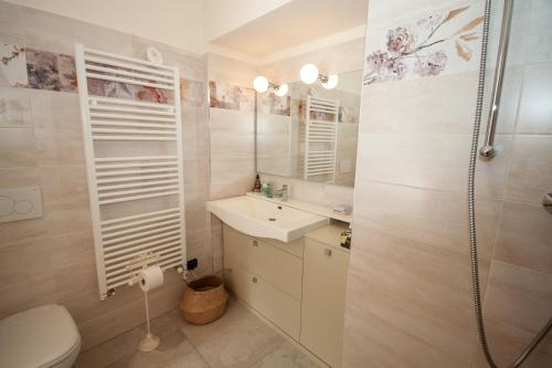 梅纳焦Casa Julia的浴室配有卫生间、盥洗盆和淋浴。