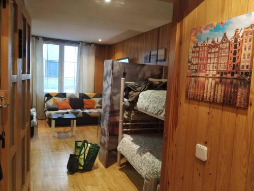 塞拉内华达GRAN ESTUDiO MARIBEL的客房设有两张双层床和一张沙发。