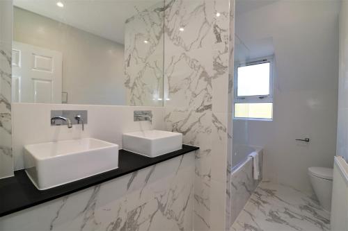 伦弗鲁Jess View的白色的浴室设有水槽和镜子