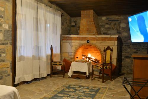伊兹密尔Pir Efes Konakları的客厅配有桌子和壁炉