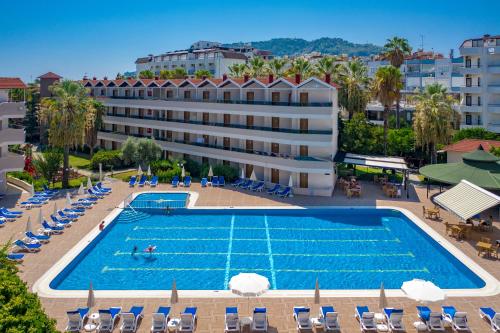 阿拉尼亚全景全包酒店 的享有酒店前游泳池的顶部景色