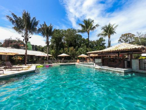 塞古罗港索拉杜伊姆佩拉多酒店 的棕榈树度假村的游泳池