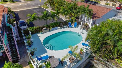 圣徒皮特海滩Sand Vista Motel的享有棕榈树和椅子的游泳池的顶部景致