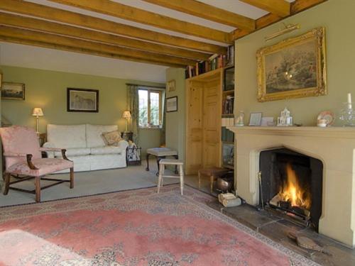 MalpasManor Farm Egerton的客厅设有壁炉和白色沙发。