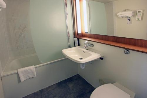 钟楼安杰韦斯特宝库泽酒店的一间浴室