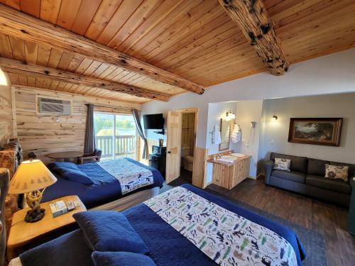 麋鹿城黄石谷酒店 的一间卧室配有两张床,卧室内配有沙发