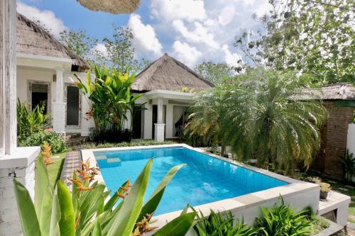 乌鲁瓦图巴厘岛三泰别墅的一座房子后院的游泳池
