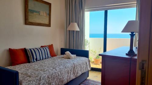 Albufeira Beach Cliffs House客房内的一张或多张床位