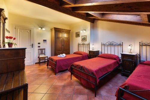 泰拉西尼卡萨曼泽拉酒店的酒店客房带两张床和讲台