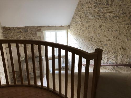 奥尔沃德拉卡尔尼森城堡酒店的木楼梯,位于石墙的房间里