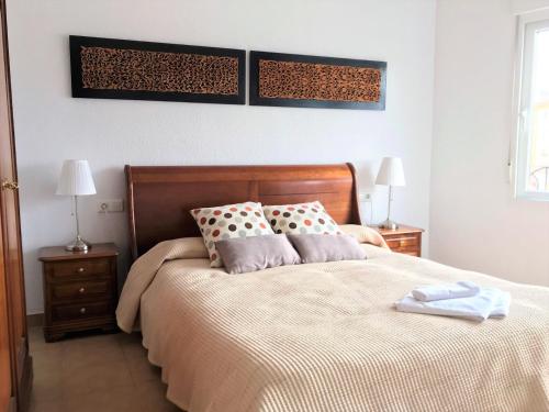 隆达龙达市中心公寓的一间卧室配有一张大床,设有两个床头柜和两盏灯