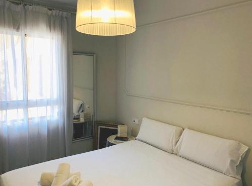 Apartamento a 50 metros de la playa malagueta con vistas al mar客房内的一张或多张床位