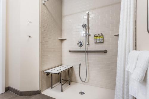 本赛霖姆Candlewood Suites Bensalem - Philadelphia Area, an IHG Hotel的带淋浴的浴室,配有凳子