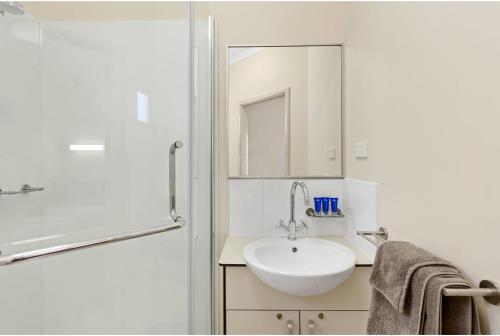 罗克斯比唐斯Discovery Parks - Roxby Downs的白色的浴室设有水槽和淋浴。