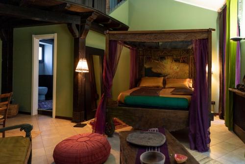 珀古萨Villa Pastorelli的一间卧室,卧室内配有一张天蓬床