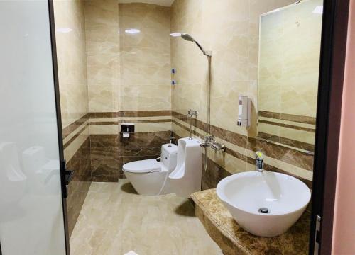 海防MV Hotel的一间带卫生间和水槽的浴室