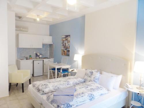 希俄斯海滨一室公寓和公寓的一间带床的小卧室和一间厨房