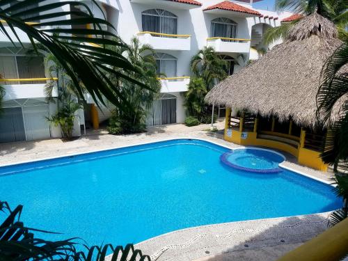 伊斯塔帕Hacienda Real Suits Ixtapa的大楼前的游泳池