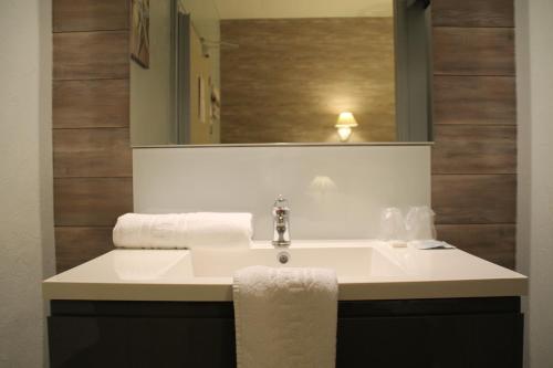 里维拉酒店的一间浴室