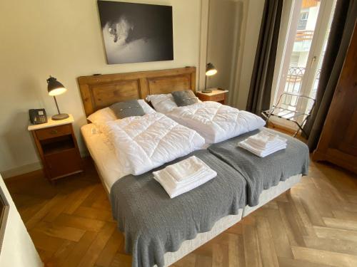 英格堡Hotel Hoheneck- self check-in的一间卧室配有一张床,上面有两条毛巾