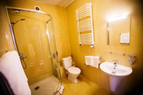拉多姆Hotel LUKA的浴室配有卫生间、淋浴和盥洗盆。