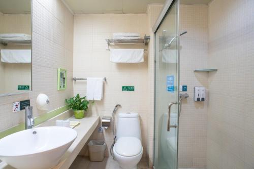 广州新粤新酒店的一间浴室